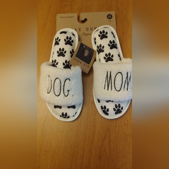 💥HOST PICK💥NWT Rae Dunn Dog mom cushioned slippers - Picture 4 of 6